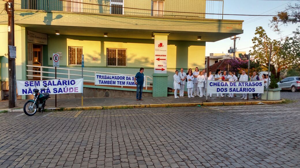 Trabalhadores do Hospital São João Evangelista protestam contra atraso de salários
