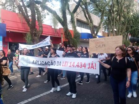 Trabalhadores da saúde protestam contra suspensão do piso da enfermagem