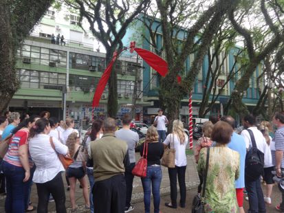 Trabalhadores do HSC protestam na Praça Getúlio Vargas